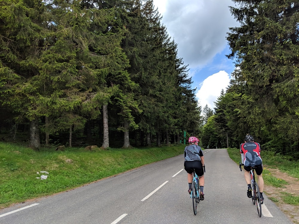 Coffee & Chainrings - Trainingstagebuch Vogesen Tag 2 - das gewohnte Bild des Tages - Maren und Daniel fahren Jan davon-min