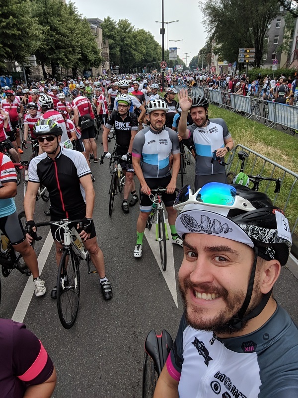 Rund um Köln Skoda Velodom 60 Coffee & Chainrings Umsturzvegan kurz vor dem Start